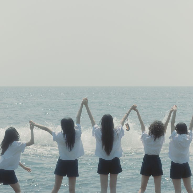 OmdXi1's tweet photo. To NewJeans, to beautiful members🐰✨️
​I'm not sure where to write this message so that it reaches the members...
I just want to tell you that I will always be rooting for you.I will wait for you guys, no matter how long it takes. https://t.co/XoX10QEB5f