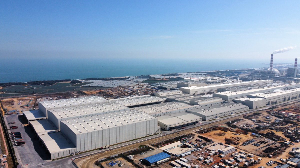 pauvilagarcia's tweet photo. Mentre aquí fem polígons industrials amb parcel·les de 2.000m2 i parlem d'un niu d'àliga cuabarrada i dels ànecs de La Ricarda, a Xina ens apareixen com un bolet nous competidors amb inversions en maquinària de 270 milions d'euros i aquestes dimensions: https://t.co/yWsf6PVbnI