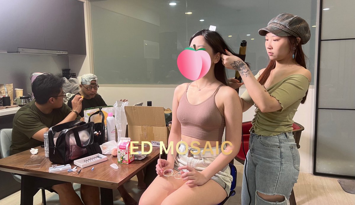 ed_mosaic's tweet photo. 今天原本的女主角出狀況，拍片取消。
我想回家正坐電梯下樓門一開，看到一位正咩，
我就問她要不要拍片，她居然說好，我傻眼
帶回公司後，全部人都傻眼🤣
素顏，立馬開妝
無碼露臉性愛影片59分鐘
連結在評論區👇

沒有信用卡，也可以利用平台的超商付款 / ATM轉帳喔！
未滿18請勿購買 https://t.co/aB31ndH4k3