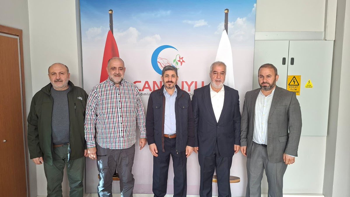 Cansuyu Derneği İstanbul Şube Başkanı Sayın Şenol Düzgün’ü ziyaret ederek, Gazze’de yaşanan insani durum ve yardım faaliyetleri üzerine istişarelerde bulunduk.
Misafirperverliğinden dolayı Kudüs Gönüllüleri olarak Cansuyu Derneği’ne teşekkür ederiz.