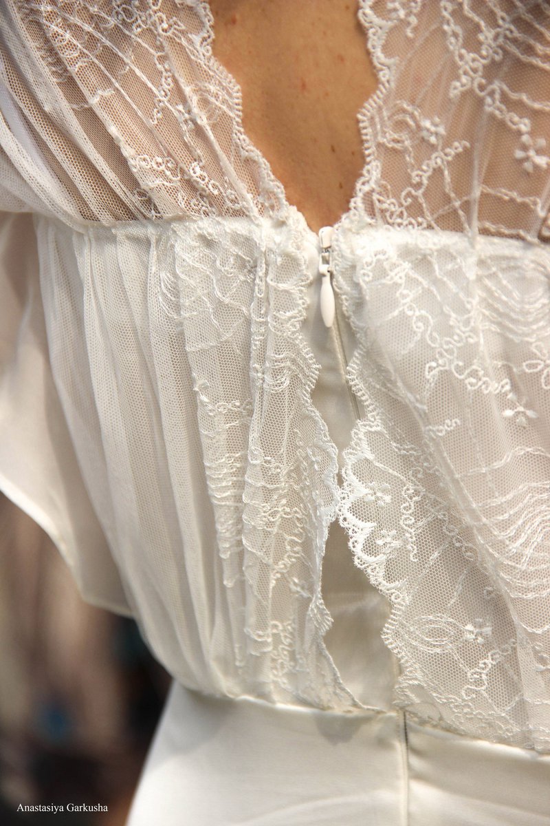 у меня не было платья, откудо оно у нищей студентки в 19 лет с подработкой 2 тыс, в 2007 году.Я надела готишную черную юбку и белую рубашку с бантом. Фото нет, но было миленько) Зато я ШИЛА  ПЛАТЬЕ. Было волнительно, прямо перед сдачей на него капнуло ЧËРНОЕ  масло из машинки.