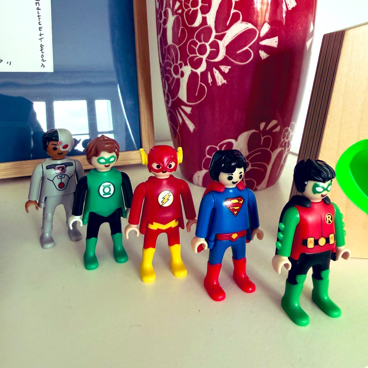 Sachez que j’ai réussi à convaincre la moitié des avocats de mon cab de faire la collection des playmobils DC de Kinder … 

ça va faire plus d’une semaine qu’on s’offre des œufs kinder et qu’on s’échange nos doubles…

je n’ai toujours pas ni Batman ni le Joker !