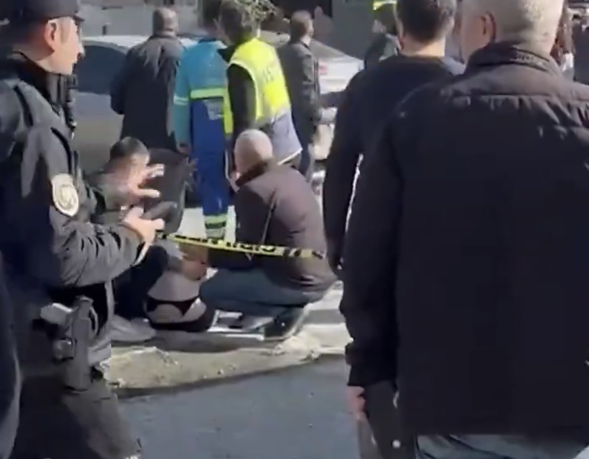 İstanbul’da bir İETT otobüsünde yolcular arasında bilinmeyen bir nedenden dolayı bıçaklı kavga çıktı.

Kavgayı ayırmaya çalışan 65 yaşındaki bir yolcu yaşamını yitirirken, otobüs şoförü ve bir kişi daha yaralanarak hastaneye kaldırıldı.