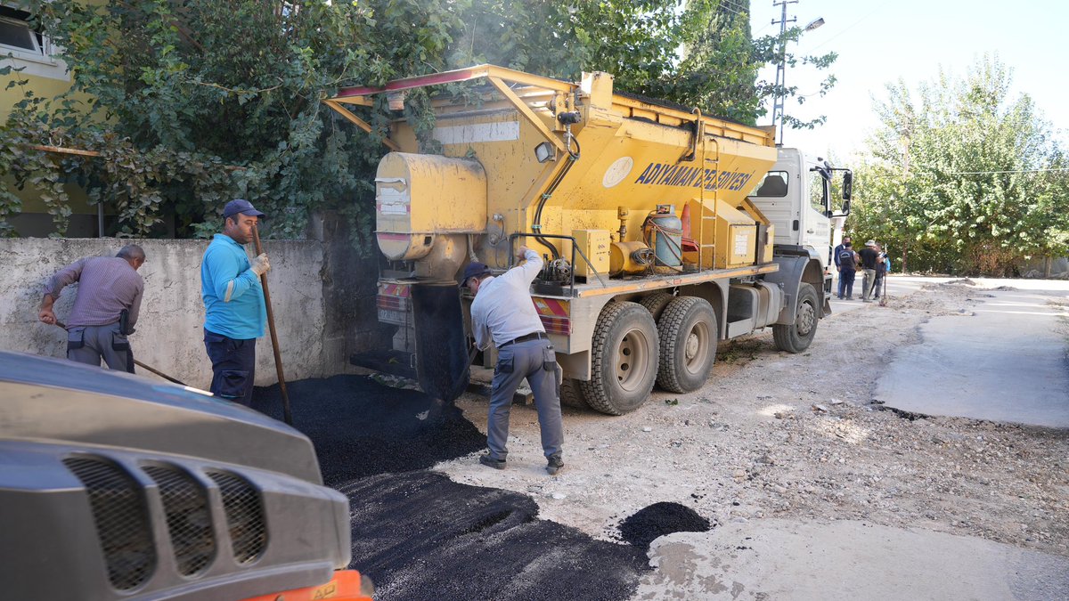 🚧 Karapınar Mahallemizde, altyapı çalışmaları nedeniyle zarar gören 2704 ve 2705 nolu sokaklar Fen İşleri Müdürlüğü ekiplerimiz tarafından titizlikle onarılıyor. 

👷🏻Asfalt yama ve yenileme çalışmalarımızı aralıksız sürdürüyor, daha güvenli ve konforlu bir Adıyaman için var