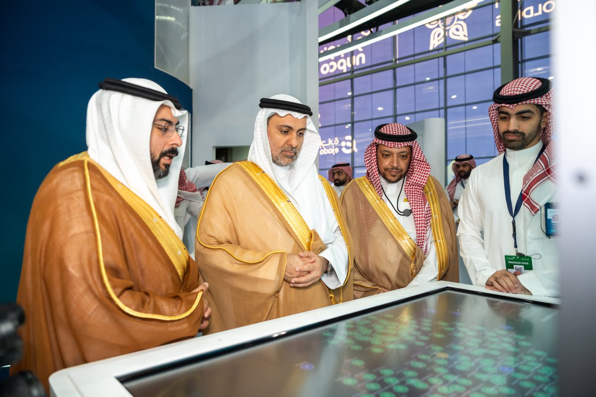 في #ملتقى_الصحة_العالمي_25 سعدنا برؤية تفاعل الزوار مع جناح #هيئة_التخصصات، حيث جسدت هذه المشاركة حضور الهيئة الريادي في تمكين الممارس الصحي وتعزيز جودة الممارسة. 
ومن خلال إطلاق خدمات رقمية جديدة، وتوقيع اتفاقيات نوعية، والإعلان عن منتجات مبتكرة، تواصل الهيئة بناء كفاءات صحية