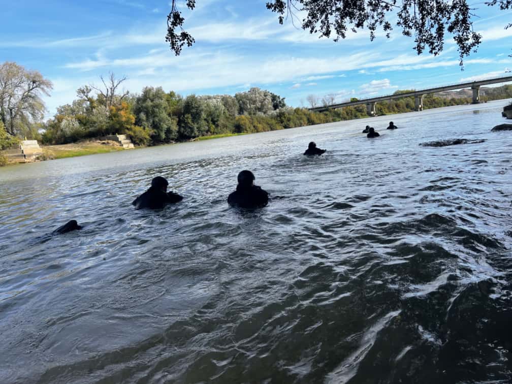 COMGECEU_ET's tweet photo. El Regimiento de #Ingenieros nº 7 #RING7 de la #COMGECEU se adiestra en el río #Ebro. 📷 reconocimiento fluvial e infiltración con embarcaciones y aleteando en zonas con corrientes.
@MCANA_ET
@EjercitoTierra https://t.co/bnv6oYzJJk