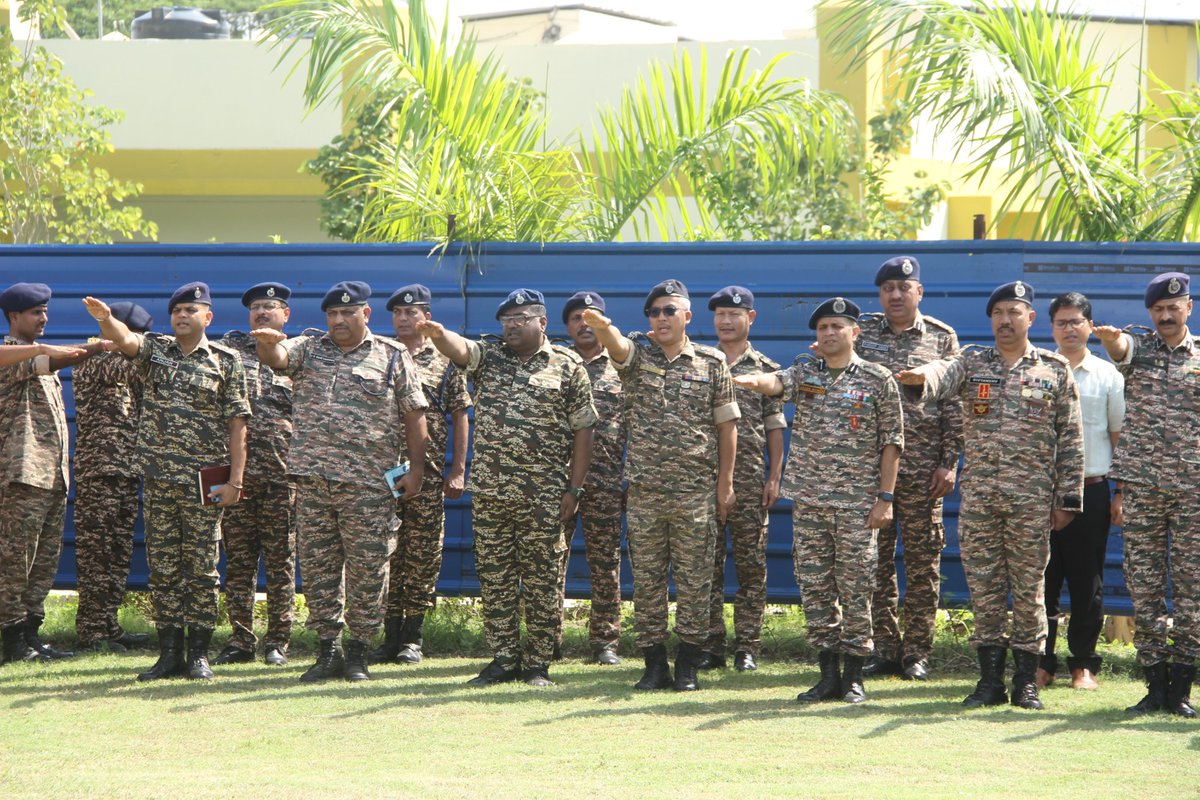 On the occasion of #NationalUnityDay, the birth anniversary of #SardarVallabhbhaiPatel, WBS, CRPF organised "Run For Unity". In this programme Sh.Sanjay Yadav, IG, WBS and other officers &amp; Jawans participated. A pledge taking ceremony was also organised.