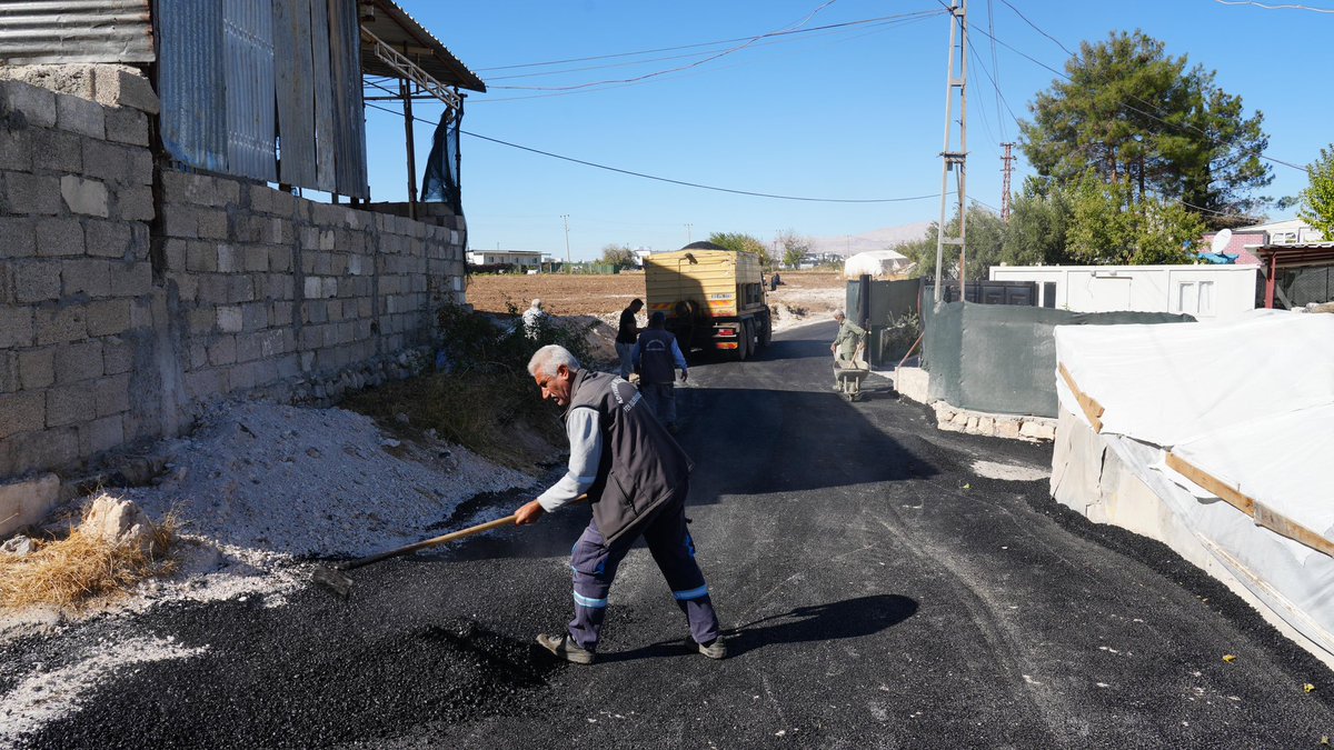 🚧 Fen İşleri Müdürlüğü ekiplerimiz Alitaşı Mahallemizdeki Gül Küme Evlerinde asfalt serim ve yol tadilat çalışmalarına devam ediyor.

👷🏻Asfalt yama ve yenileme çalışmalarımızı aralıksız sürdürüyor, daha güvenli ve konforlu bir Adıyaman için var gücümüzle çalışıyoruz.