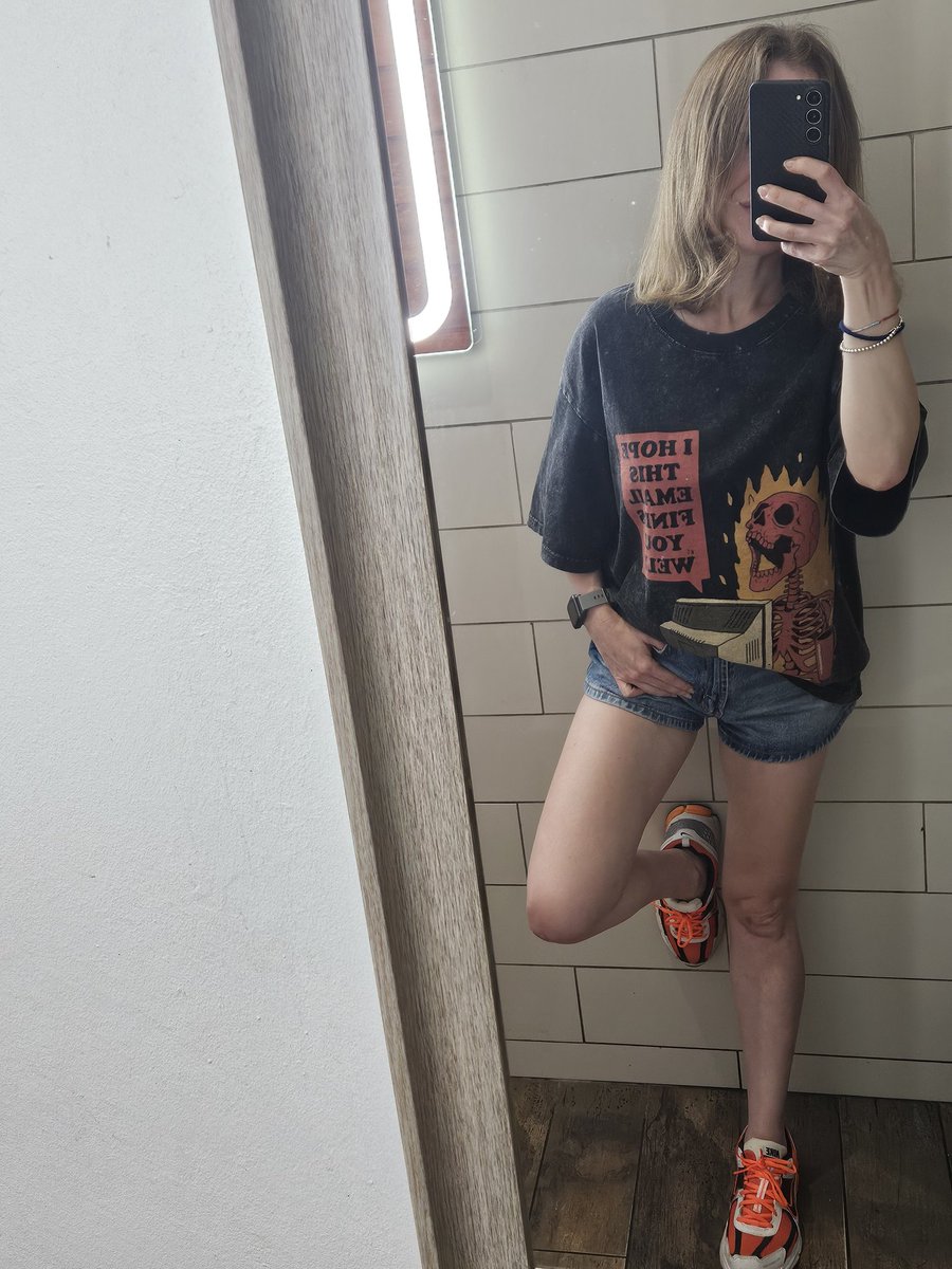 Я как обычно
Где то на своей волне отвисаю