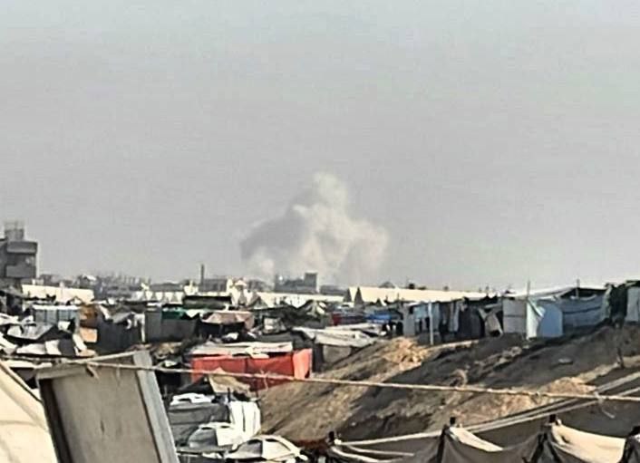 BREAKING: Israeli occupation forces blow up homes south of Khan Younis, in violation of the ceasefire agreement.