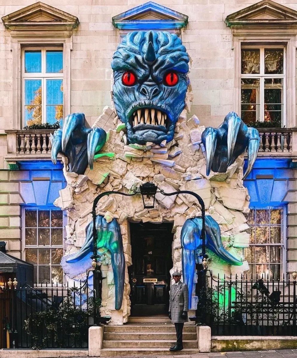 abc2014010's tweet image. It’s that time of year! Time for costumes, candy, and creepy decorations! 😈🍭 What's the best costume you've ever worn? Share your spooky looks with us! 🎃👻