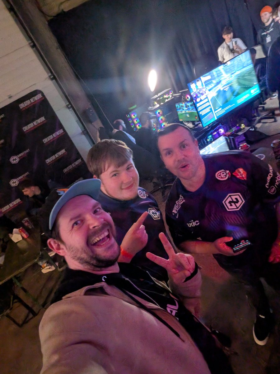 Good night meeting the <a href="/TeamEndpoint/">Endpoint CeX</a> folks last night! Once again repping <a href="/thebraveesports/">BRAVE Esports</a>