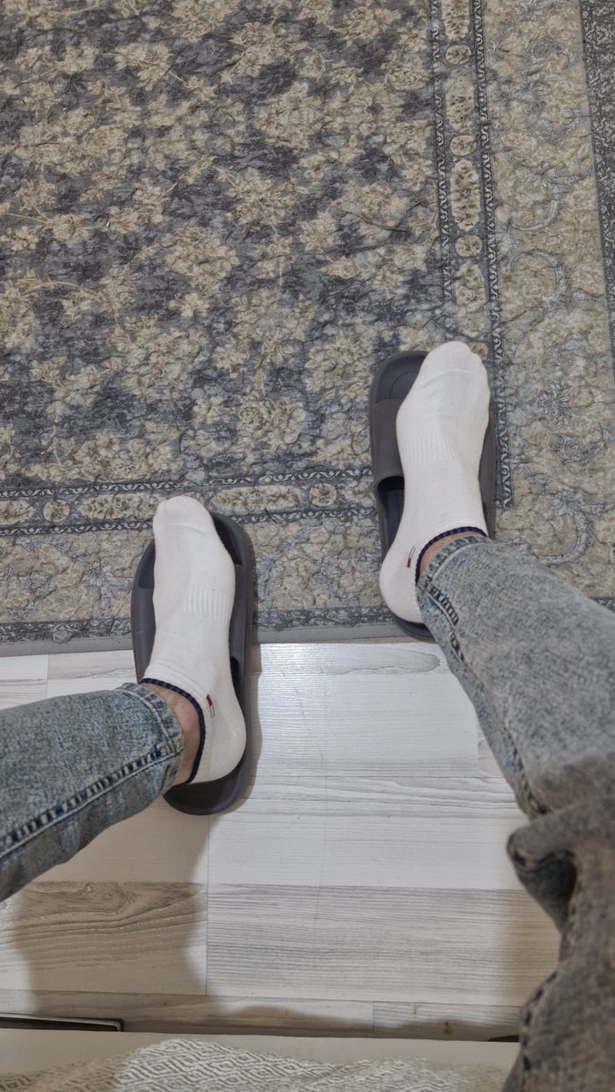 buraking_master's tweet photo. Look loser Im showing you your place👇!
Zavallı köpek yerini gösteriyorum sana!
#feet #feetworshi̇p #feetfetısh #master #slave #socks https://t.co/cAZT4G7dg0