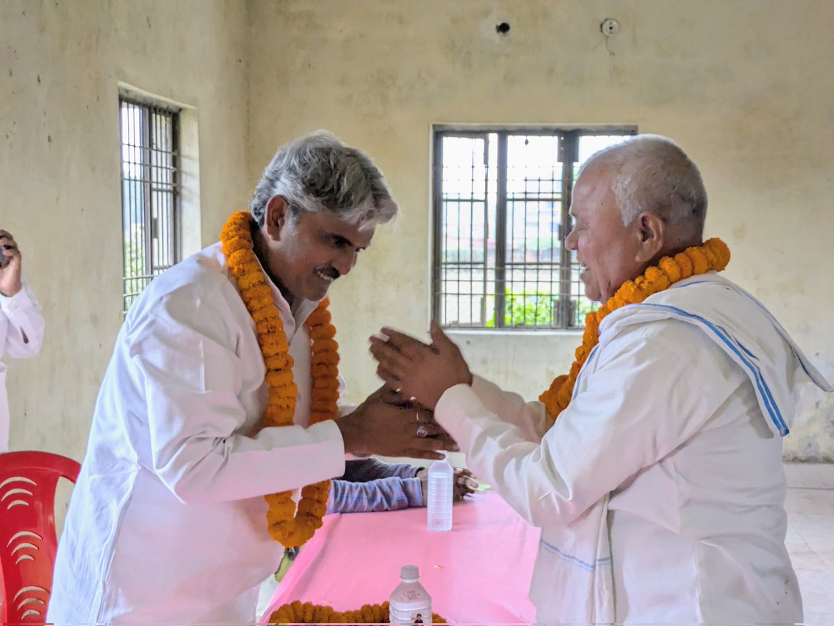 amitjnp76's tweet image. 🇮🇳 आधुनिक भारत के निर्माता, भारत रत्न लौहपुरुष सरदार वल्लभभाई पटेल जी की 150वीं जयंती
ग्राम सभा गंगापट्टी भुवालापट्टी के सामुदायिक भवन में बड़े हर्षोल्लास के साथ मनाई गई। 🙏
कार्यक्रम की अध्यक्षता 🎩 श्री गजराज पटेल जी ने की और संचालन 🎤 श्री रजनीश मिश्रा (पूर्व जिलाअध्यक्ष,…