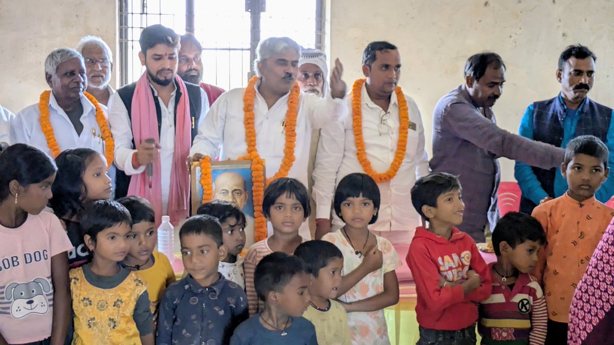 amitjnp76's tweet image. 🇮🇳 आधुनिक भारत के निर्माता, भारत रत्न लौहपुरुष सरदार वल्लभभाई पटेल जी की 150वीं जयंती
ग्राम सभा गंगापट्टी भुवालापट्टी के सामुदायिक भवन में बड़े हर्षोल्लास के साथ मनाई गई। 🙏
कार्यक्रम की अध्यक्षता 🎩 श्री गजराज पटेल जी ने की और संचालन 🎤 श्री रजनीश मिश्रा (पूर्व जिलाअध्यक्ष,…