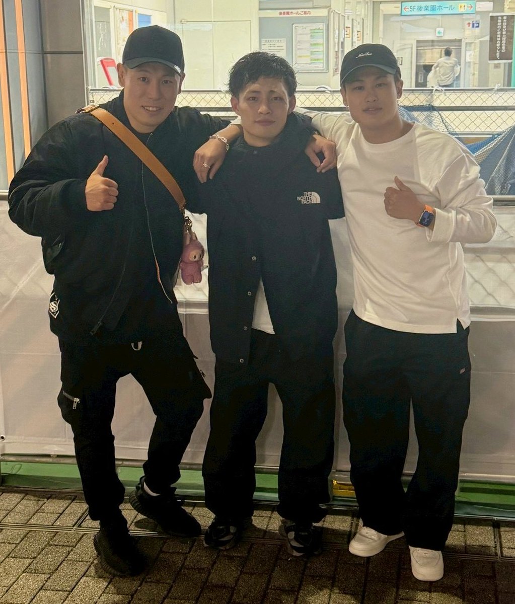 ChibaBoxing's tweet photo. 【プロボクシング🥊】
習志野高69期・古殿涼プロ2戦目をTKO勝利！ケガに泣かされながらも頑張り続けた高校時代。プロデビュー戦はダウンを奪いながらも逆転KO負け…。それでもあきらめずに掴んだ勝利に感動しました。駆けつけた多くの友人・知人の中には、堤駿斗(志成)、荒本一成選手(帝拳)の姿も❗ https://t.co/NXYlFviiLo