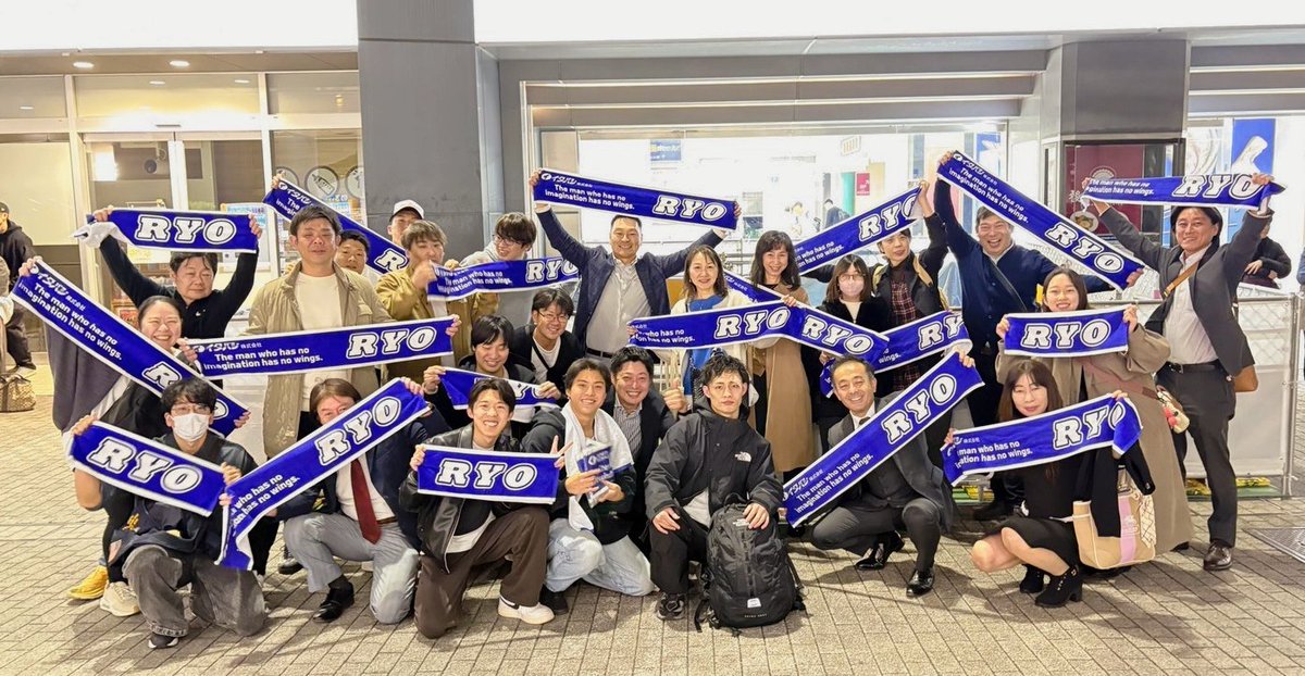 ChibaBoxing's tweet photo. 【プロボクシング🥊】
習志野高69期・古殿涼プロ2戦目をTKO勝利！ケガに泣かされながらも頑張り続けた高校時代。プロデビュー戦はダウンを奪いながらも逆転KO負け…。それでもあきらめずに掴んだ勝利に感動しました。駆けつけた多くの友人・知人の中には、堤駿斗(志成)、荒本一成選手(帝拳)の姿も❗ https://t.co/NXYlFviiLo