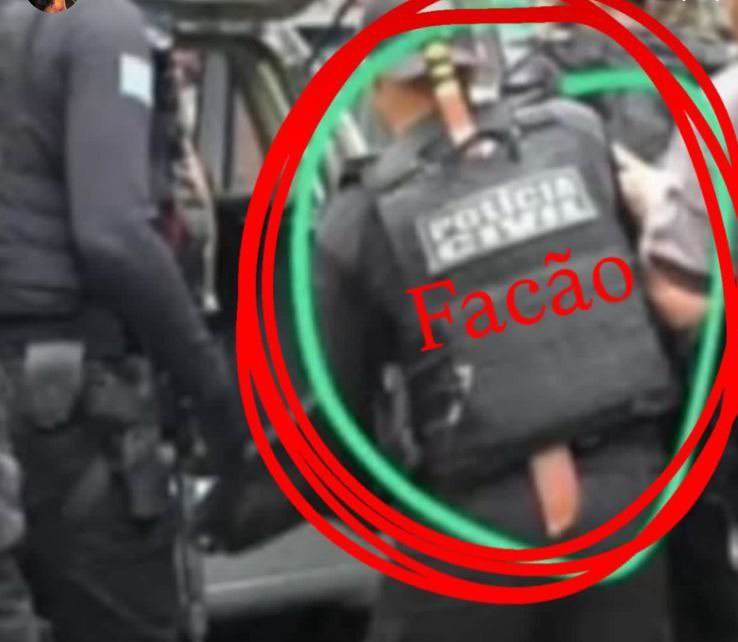 🚨Uma foto que está circulando nas redes sociais, onde um policial civil utiliza um facão durante a mega operação histórica que aconteceu na última terça no complexo da Penha e do Alemão. 

Moradores observaram q o facão aparentemente estaria completamente suja de s4ngue.