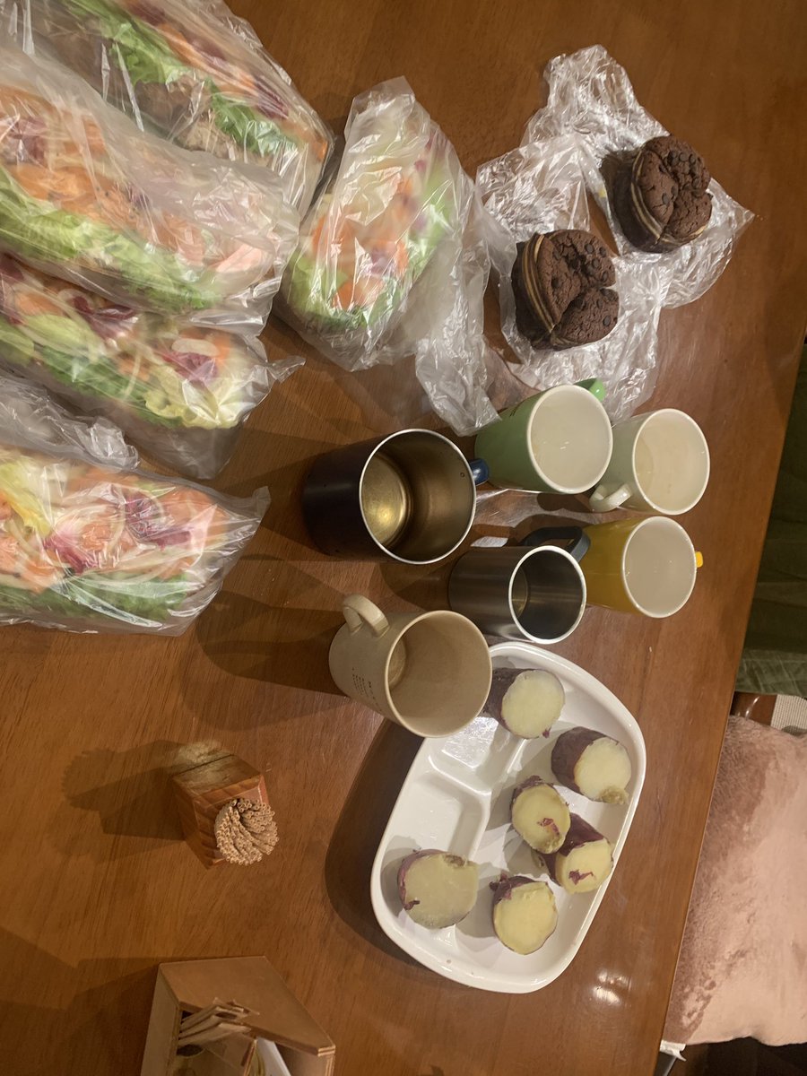 だいたいお店の始まる前は皆でごはんを食べるのですが、それぞれが食べたいお土産を持ってくるのでどんどん豪華な食卓に