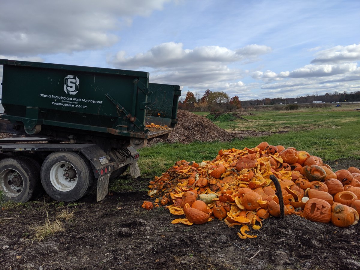MichiganEGLE's tweet image. Composting jack-o’-lanterns and #pumpkins is catching on as communities offer super fun, creative ways to use and recycle them: tinyurl.com/mvzxr4wb #MiEnvironment #MiRecycles #Composting #Halloween