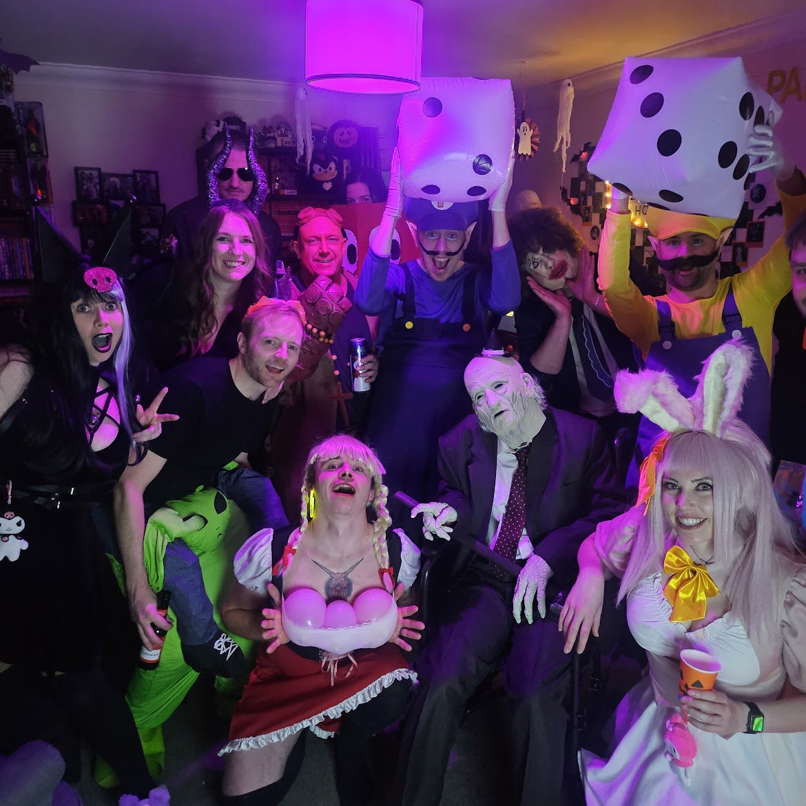 Happy Halloween Everyone 🖤🎃

What do you think of our costumes 👀🎃