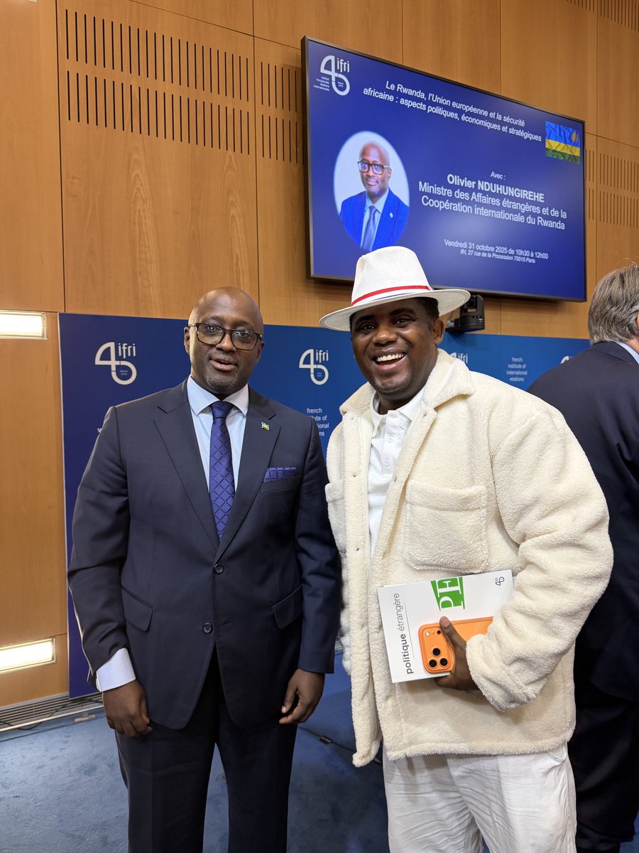 Excellents échanges à Paris aujourd’hui avec <a href="/onduhungirehe/">Olivier J.P. Nduhungirehe</a>, ministre rwandais des affaires étrangères !
Je vais, prochainement, organiser des formations spécialisées en fact-checking et écriture web pour des confrères rwandais et étudiants en journalisme !
Photos de <a href="/GaelKatsuva/">Gaël</a>