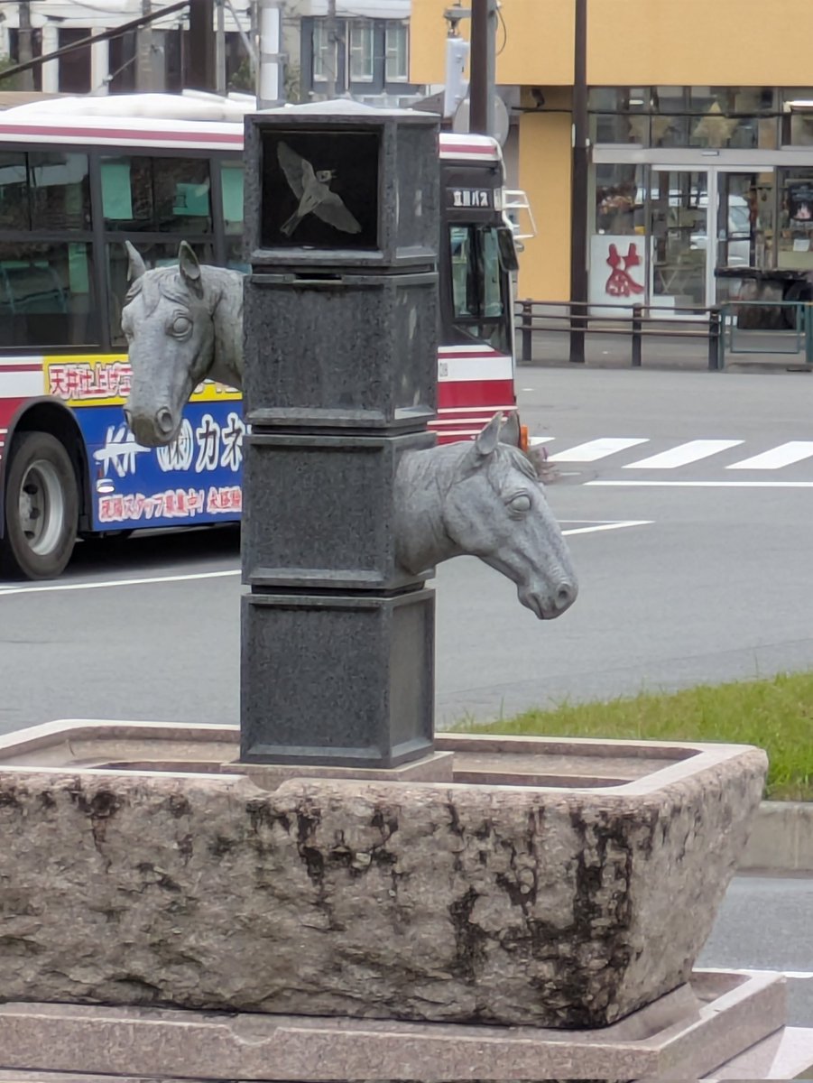 スタンプラリーで行った箱根ヶ崎駅前にて。最近、痩せたせいか馬面を拗らせてるもんで、親近感が。