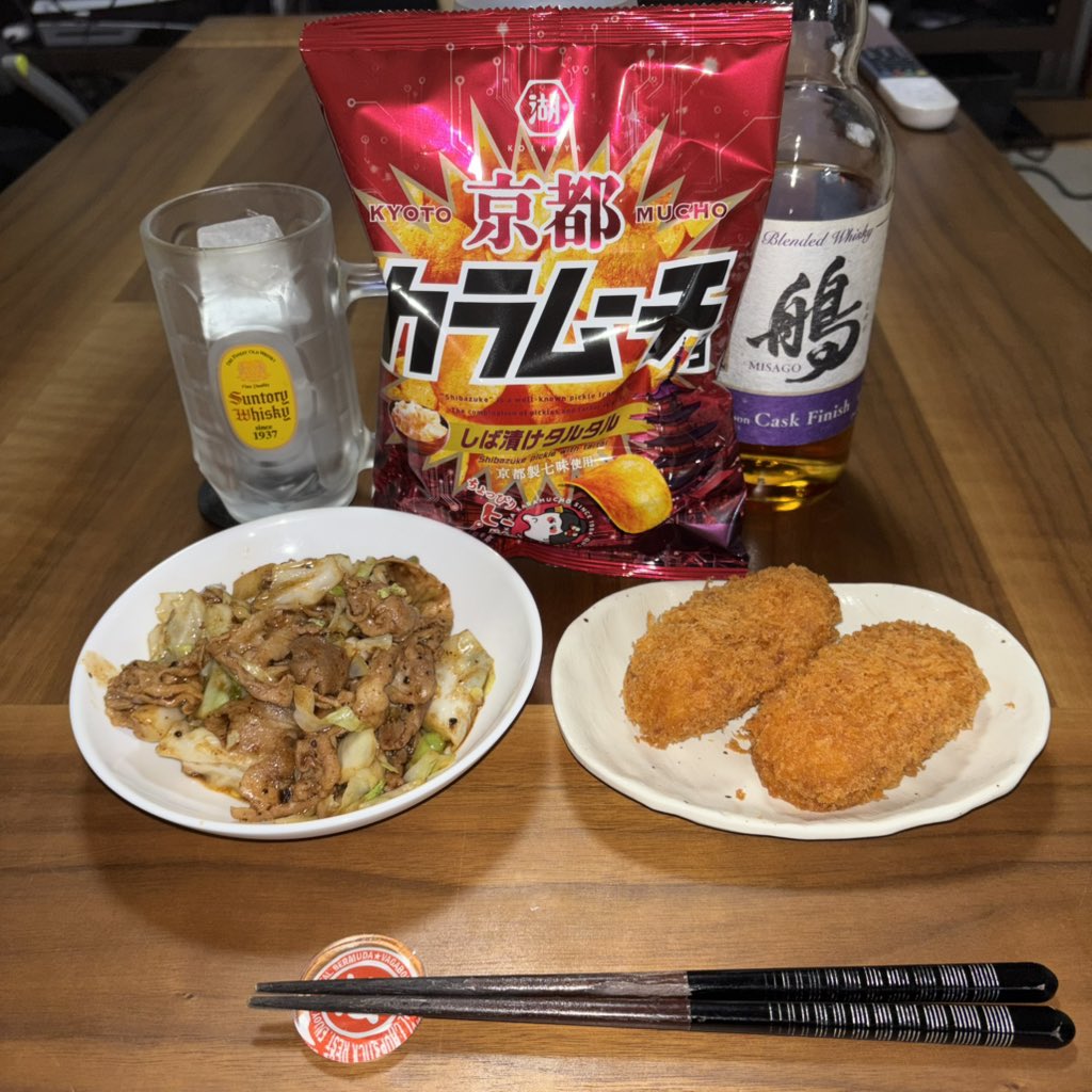 今週の貨物量爆発も今日は収まって早めに帰ってこれましたー。明日は名古屋。英気を養う為に回鍋肉・クリームコロッケ・しば漬けタルタルカラムーチョをアテにハイボールをキメていきまーす。皆さん今週もド疲れ様でしたー。ザイオンで待ってるザンスよ。乾杯！
#バミューダ箸置き活用法