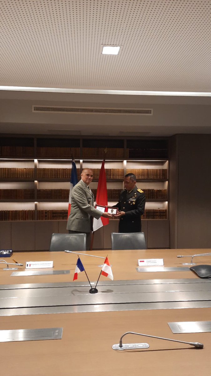 Officier général relations internationales Terre tweet media