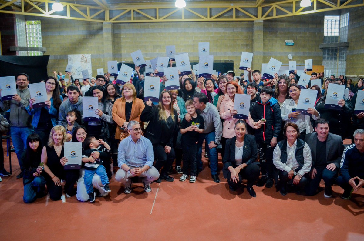 🏡✨ <a href="/pablograssook/">Pablo Grasso</a> entregó terrenos a 45 familias de Río Gallegos y afirmó: “No puede haber vecinos de primera y segunda, todos deben tener las mismas oportunidades”.
🤝 El Municipio sigue acompañando a quienes sueñan con su hogar.

#PabloGrasso #RíoGallegos #Vivienda