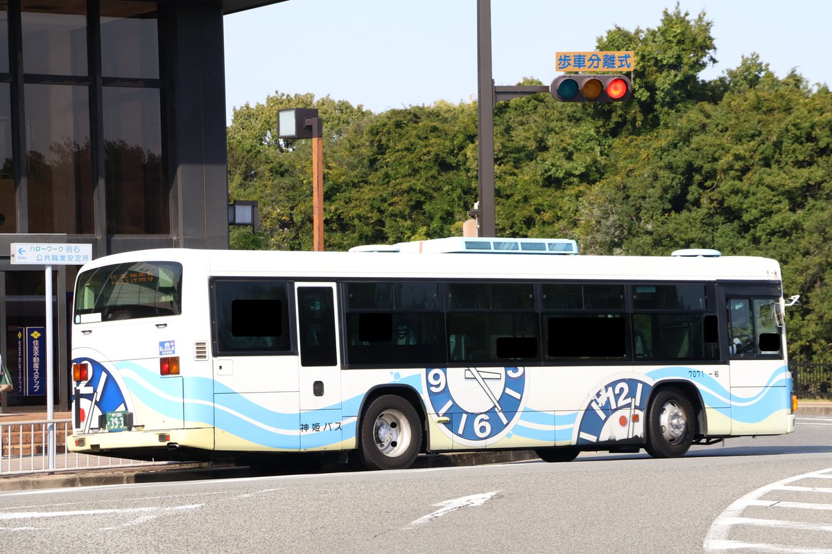 神姫バス7071(明石) 神戸200か39-33 2005年式の日野・ブルーリボンⅡ