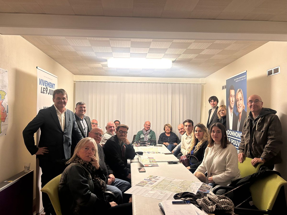 Studieuse et sympathique réunion de travail de l'équipe de campagne "Tarbes le changement" (RN-UDR) autour de notre tête de liste Eric Peyregne ce mercredi soir à Tarbes.
L'avenir de Tarbes s'écrit ici!

#RNvite