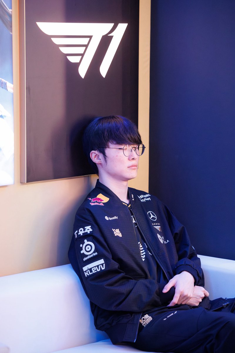 luisshowtana's tweet photo. ASSUSTADOR O PESO DA CAMISA DESSE TIME.

QUE AURA. 

A T1 VIRA E ELIMINA A AL DO WORLDS 2025.

A INVENCIBILIDADE DO FAKER E T1 CONTRA A LPL CONTINUA. https://t.co/l4JULbhtP4