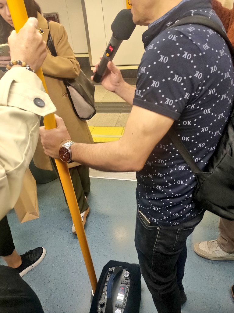 Un señor en el metro cantando 'Lady Laura' y yo me he pasado toda la canción recitando mentalmente NIKI LAUDA AGÁRRATE FUERTE NIKI LAUDA QUE VIENE UNA CURVA NIKI LAUDA OREJA A LA PLANCHA NIKI LAUDA