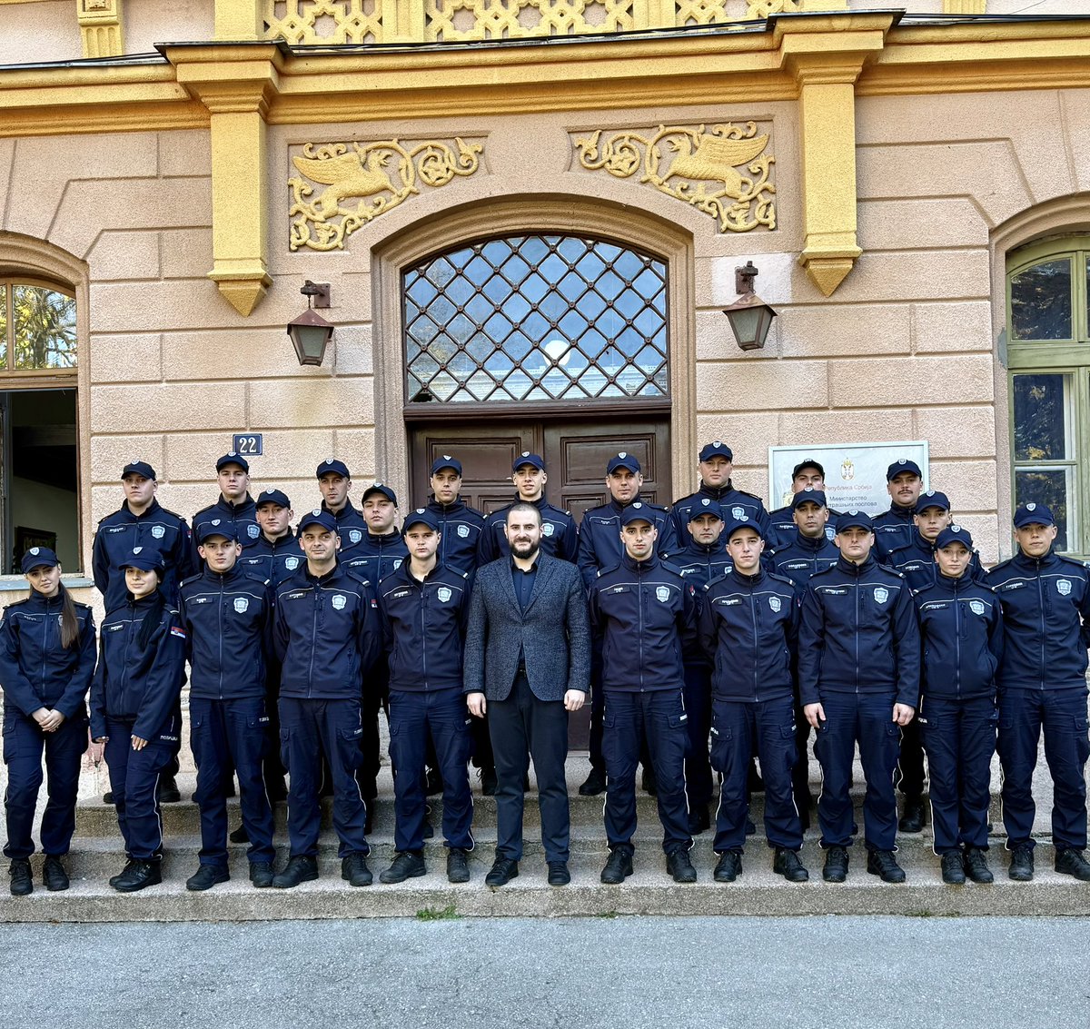 Nakon decenija strpljenja, prvi put imamo veliki broj Bošnjaka na obuci za policijsku službu u Kamenici. Zahvaljući politici pravde i pomirenja kroz Kabinet i Vladu Republike Srbije. 

Radujem se što sam posjetio mlade policajce klase 51-54, ponosne Bošnjake i Bošnjakinje, koji
