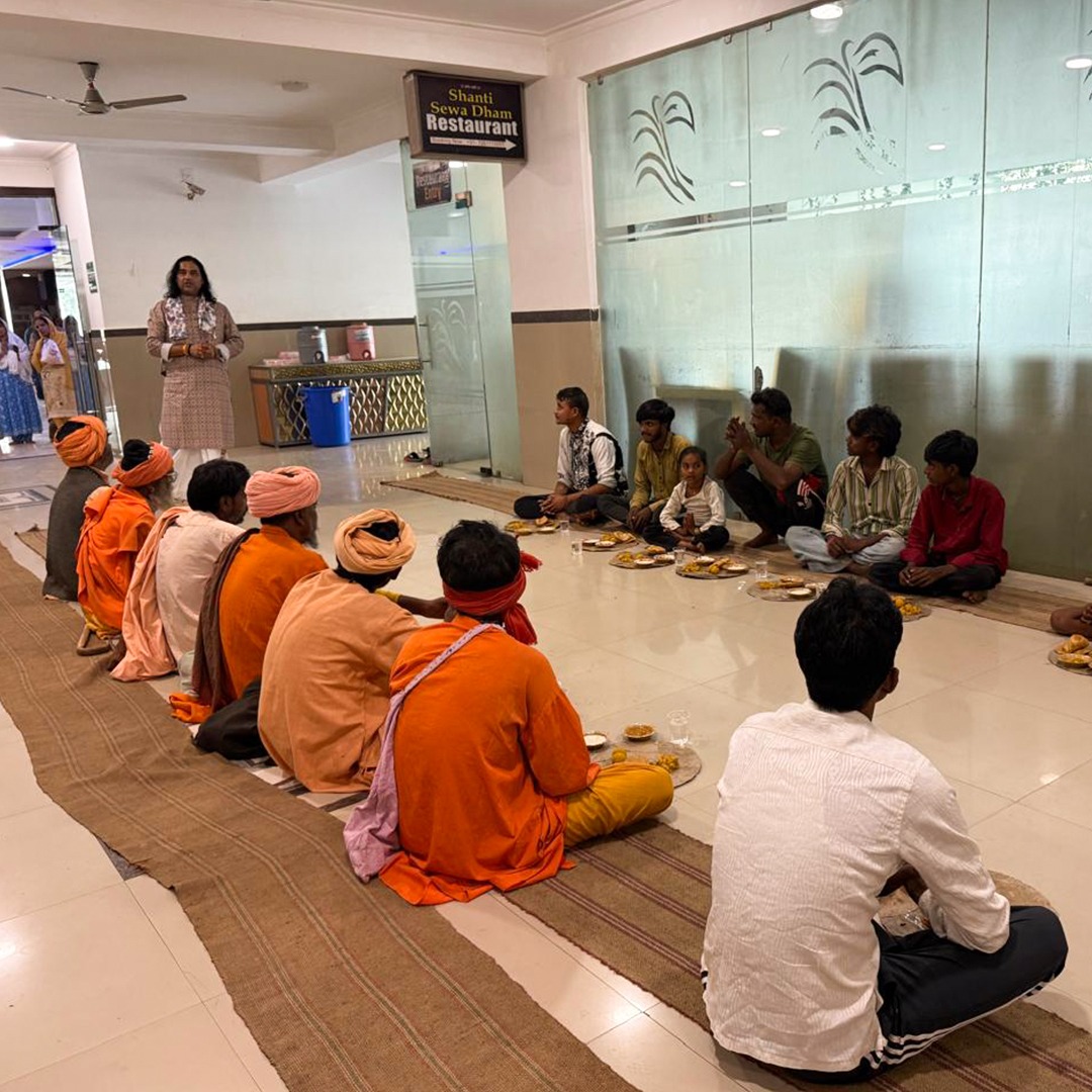 AdhyatmikN's tweet image. आंवला नवमी के शुभ अवसर पर पूज्य श्री देवकीनंदन ठाकुर जी महाराज के पावन सानिध्य में शांति सेवा धाम वृन्दावन में भंडारे का आयोजन किया गया। इस आयोजन में बड़ी संख्या में भक्तगण एवं साधु-संतों ने भोजन प्रसादी ग्रहण की ।

#bhandara #AmlaNavami #AkshayaNavami #vrindavan