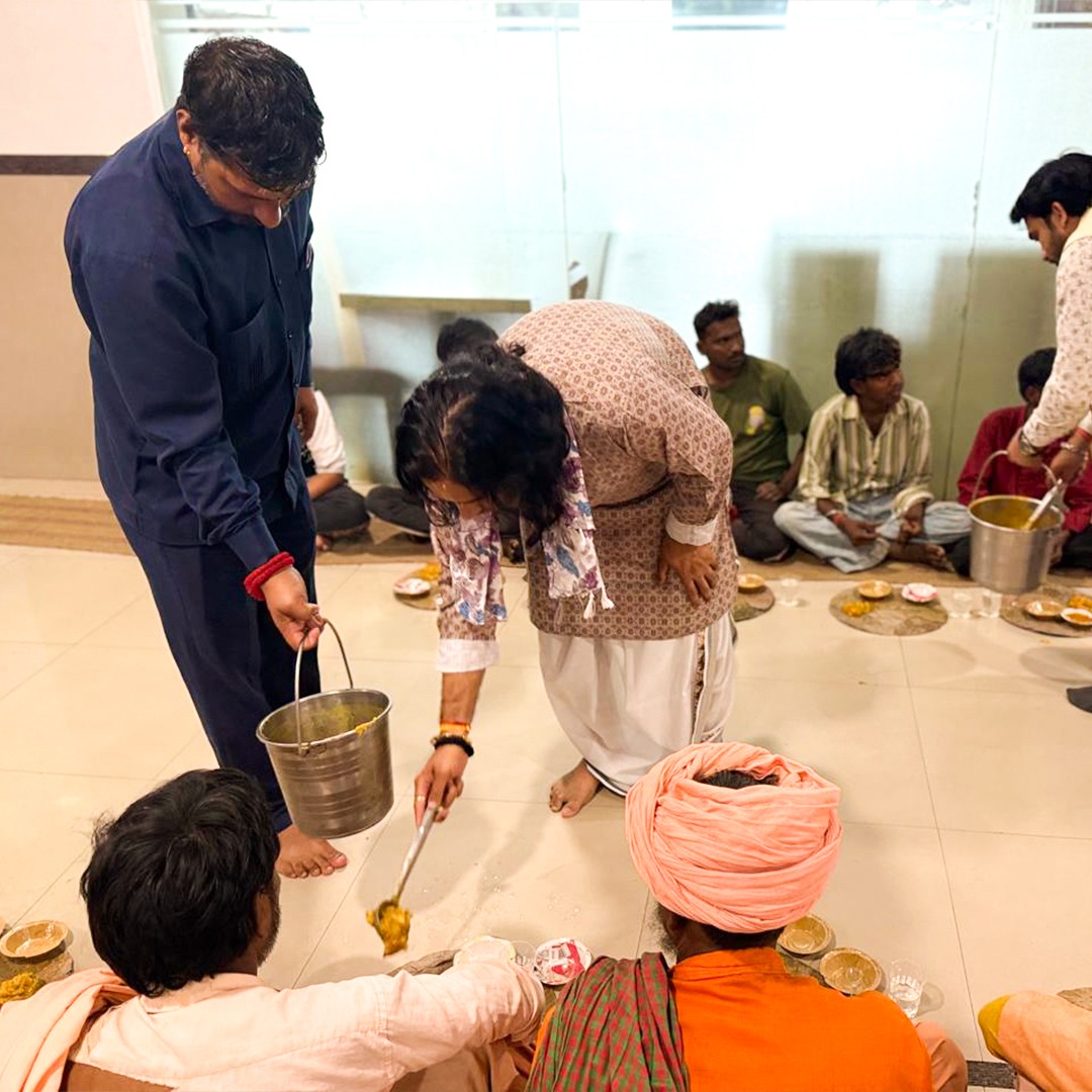 AdhyatmikN's tweet image. आंवला नवमी के शुभ अवसर पर पूज्य श्री देवकीनंदन ठाकुर जी महाराज के पावन सानिध्य में शांति सेवा धाम वृन्दावन में भंडारे का आयोजन किया गया। इस आयोजन में बड़ी संख्या में भक्तगण एवं साधु-संतों ने भोजन प्रसादी ग्रहण की ।

#bhandara #AmlaNavami #AkshayaNavami #vrindavan