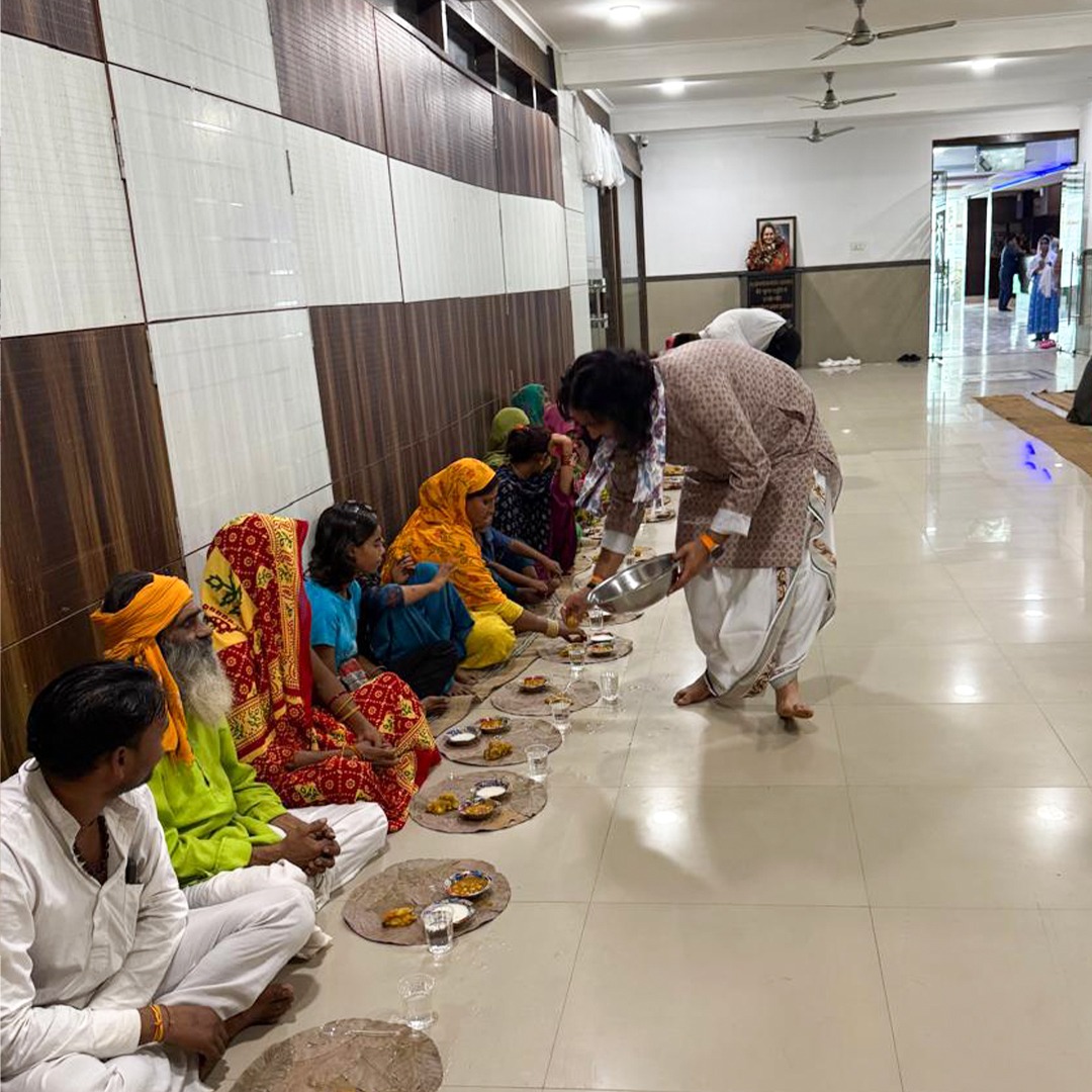 AdhyatmikN's tweet image. आंवला नवमी के शुभ अवसर पर पूज्य श्री देवकीनंदन ठाकुर जी महाराज के पावन सानिध्य में शांति सेवा धाम वृन्दावन में भंडारे का आयोजन किया गया। इस आयोजन में बड़ी संख्या में भक्तगण एवं साधु-संतों ने भोजन प्रसादी ग्रहण की ।

#bhandara #AmlaNavami #AkshayaNavami #vrindavan