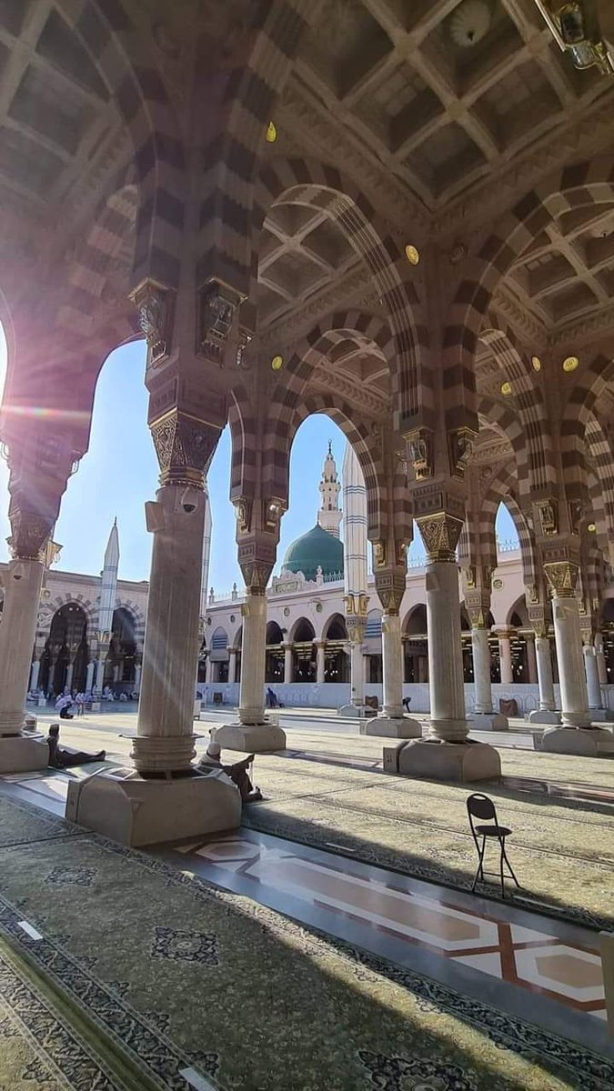 mo7ammed3lihash's tweet photo. وَمِنْ عَجَبٍ أَنِّى أَحِنُّ إِلَيهِمُ 
وَأَسْأَلُ عَنْهُمُ وَهُمُ مَعِى 
وَتَبْكِيهُمُ عَينِى وَهُمْ فِى سَوَادِهَا 
وَيَشْكُو النَّوَى قَلْبِى وَهُمْ بَينَ أَضْلُعِى https://t.co/Z5ReKILj30