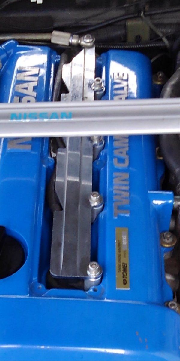 R5015898144's tweet image. TLでプラグカバーが流れてきてたのでシルエイティのを。
昔二万くらいで買ったSplitFire（だったはず）のアーシングプラグカバーです。
着けた時はアイドリングが安定したとか思ったけどオカルトチューンの部類かも😥
今はボンネット開けないと見えないただの飾りです。

#SplitFire
#プラグカバー