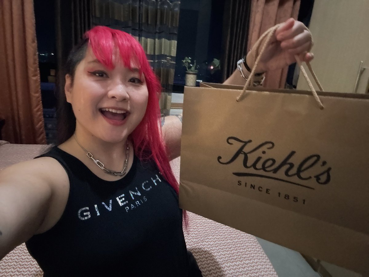 Yapi's tweet image. 今日の買い物はお父さんの奢るから、沢山スキンケアを買った！

Today’s shopping was my dad’s treat so I bought a ton of skin care!