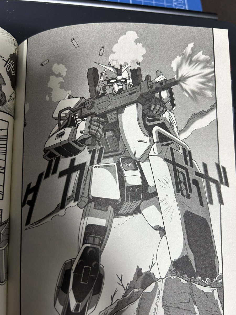 M_ni_sama's tweet photo. コミック版の08小隊の陸戦型ガンダムは、持ってる100mmマシンガンはバナナマガジン装備Verがある
加えて、マガジン自動交換用のコンテナ装備がある https://t.co/zfwcTtkLxC