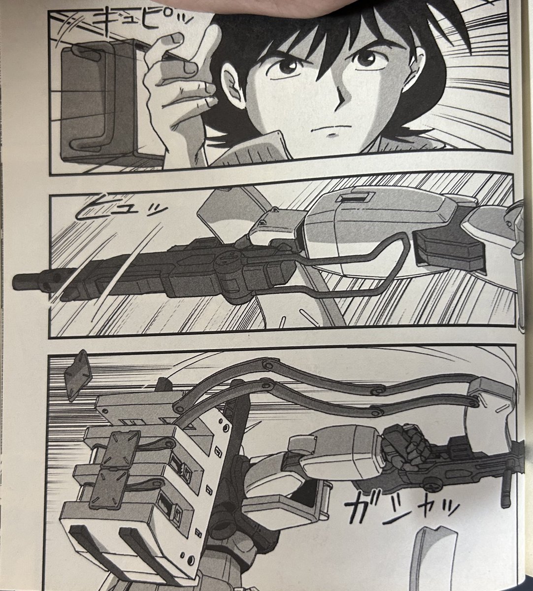 M_ni_sama's tweet photo. コミック版の08小隊の陸戦型ガンダムは、持ってる100mmマシンガンはバナナマガジン装備Verがある
加えて、マガジン自動交換用のコンテナ装備がある https://t.co/zfwcTtkLxC