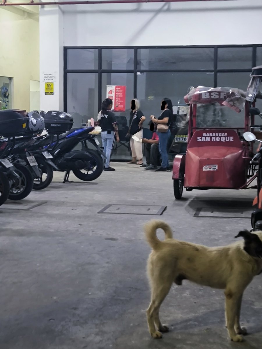 flrn_yanx's tweet image. Grabe na talaga ang Pilipinas lalo na ang Pateros. Taking advantage sa panahon na to? Parking nyo 30 pesos kada motor e di naman nagiistay yung motor for 30 mins. Tsaka public establishment yang ginawa nyong parking sa tabi ng san roque cementery.
#pateros #CORRUPTION