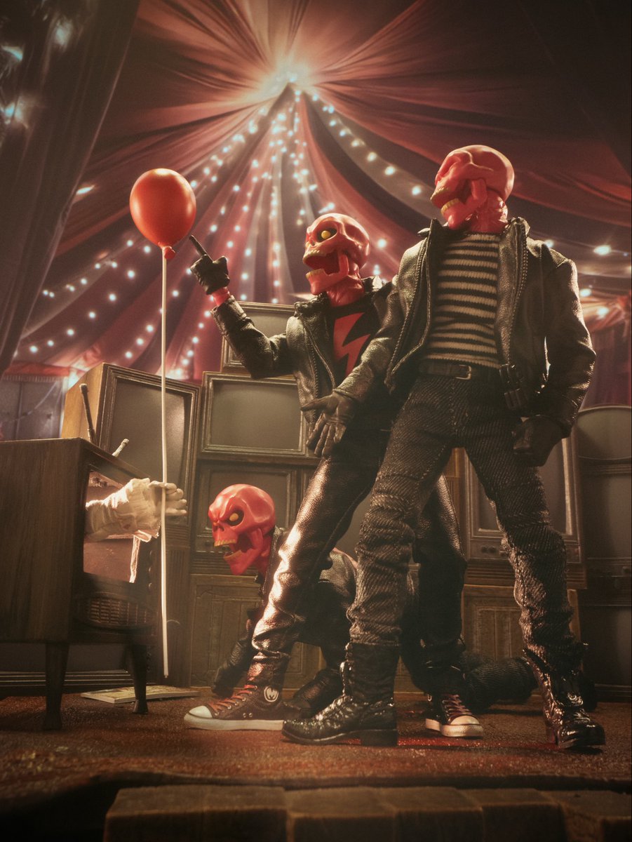 The Pink Skulls decided to visit Derry for Halloween! 🎈 <a href="/mezcotoyz/">Mezco Toyz</a> #mezcomondays #mezcofanfriday #welcometoderry <a href="/IT_official/">IT_official</a> #halloween #pinkskullschaosclub #toyphotography