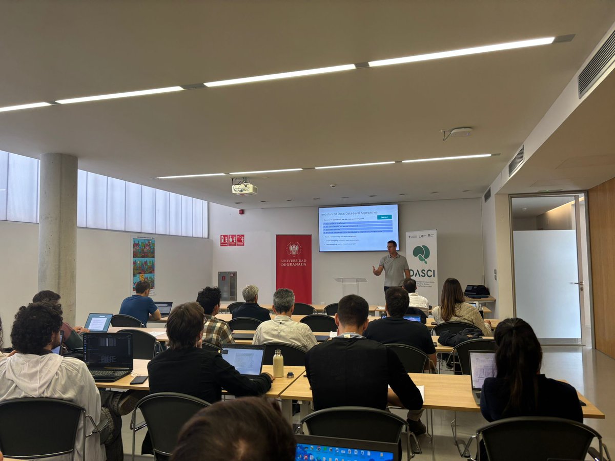 El Dr. Julián Luengo es el responsable de impartir hoy el módulo 3 sobre Data Centric AI: Ejemplos prácticos. Finalizando así este bloque sobre Datos e IA.