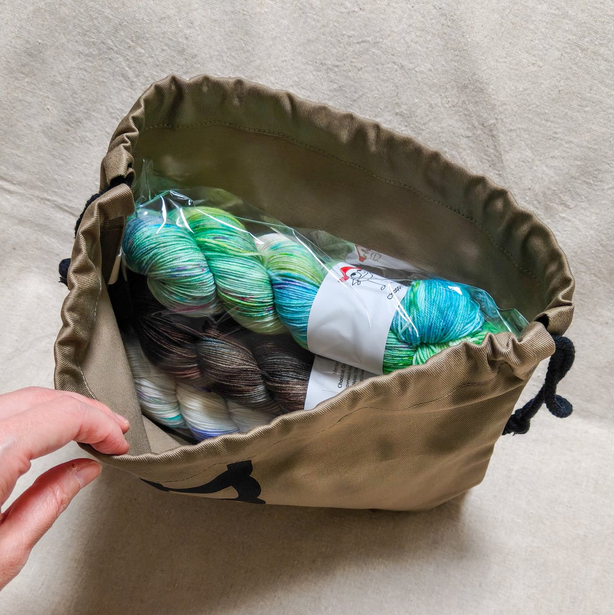 NO.105 ホワホワ毛糸とシェルのホースシューマクラメタペストリー NO