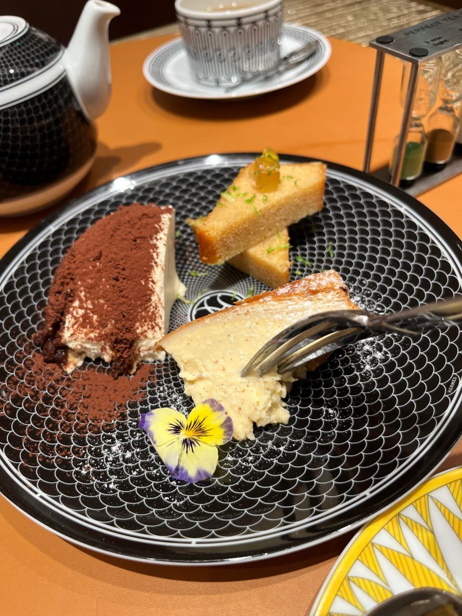 li_channa385's tweet photo. Indulging in sweet delights! 🍰✨ https://t.co/lkKnWyXSpv