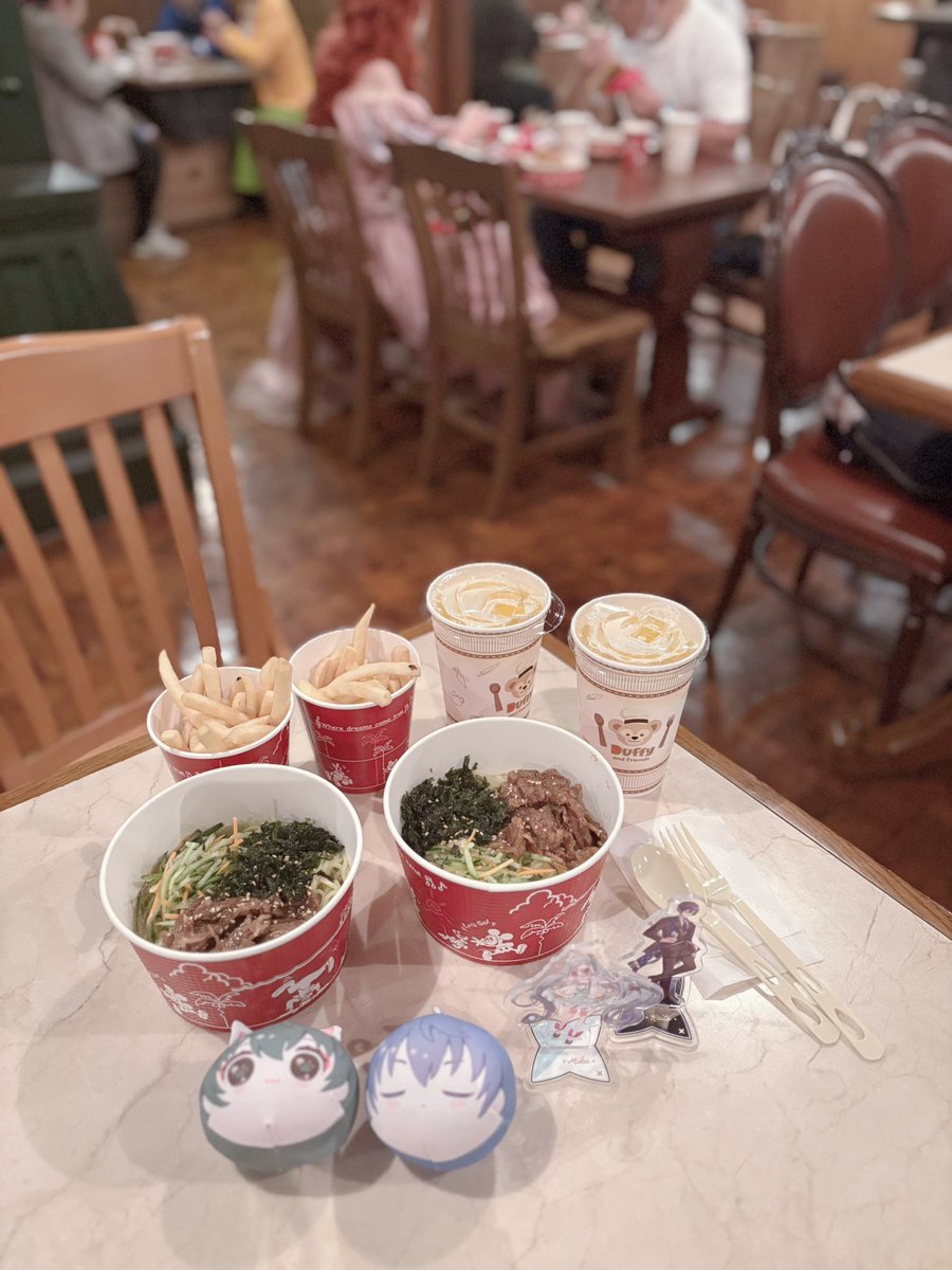 ぱるちゃんと食べる!乗る!の制服ハロウィンディズニー👻🎃制服ちゃんとKAITO色💙で可愛いしダッフィーのビーフシチュー可愛すぎて食べるのもったいなかった꒰´ᴗ ·̫ ᴗก̀꒱♡