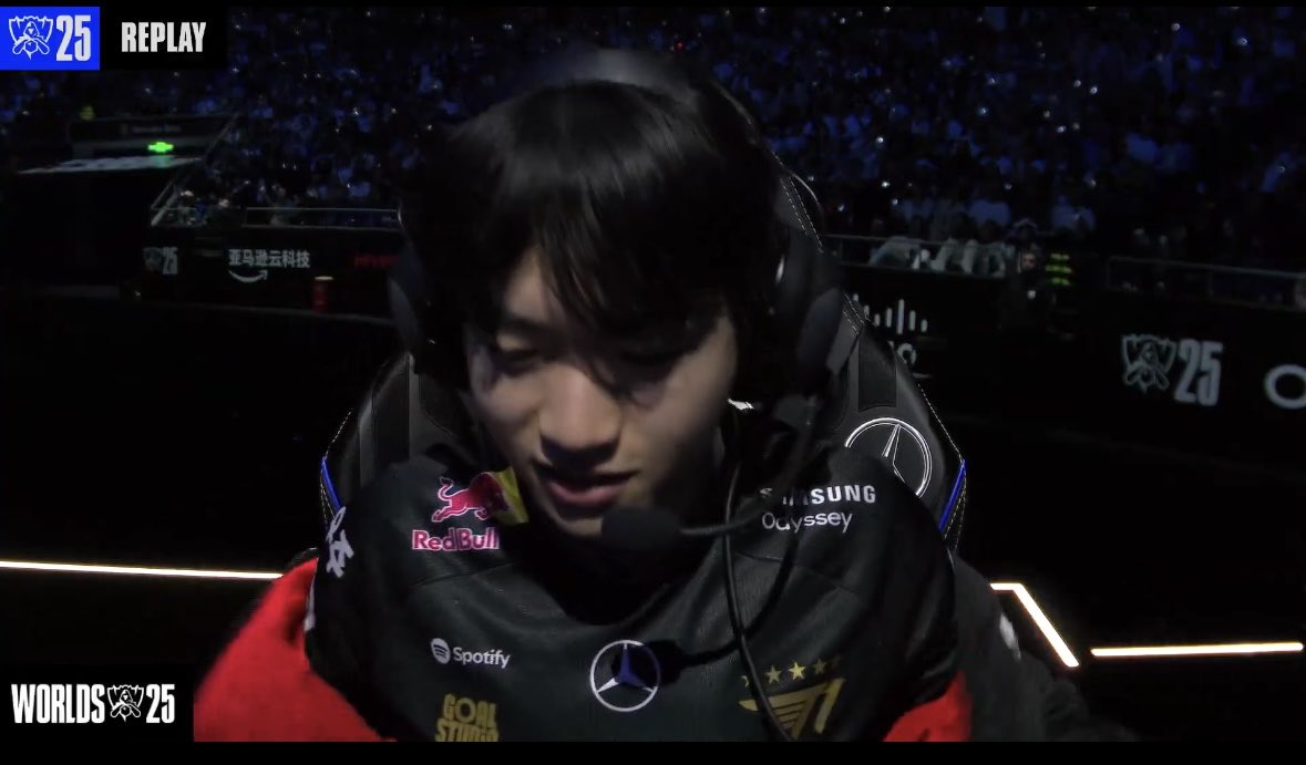 luisgomez640's tweet photo. @lolesports @T1LoL Keria jacket off + smiling  u knew it’s over https://t.co/9AZoY4U3dt